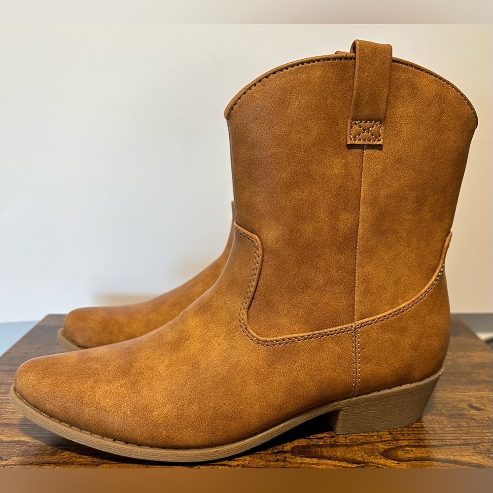 Arizona Women’s Cognac Meyer Flat Heel Cowboy Boots NWT Size 7